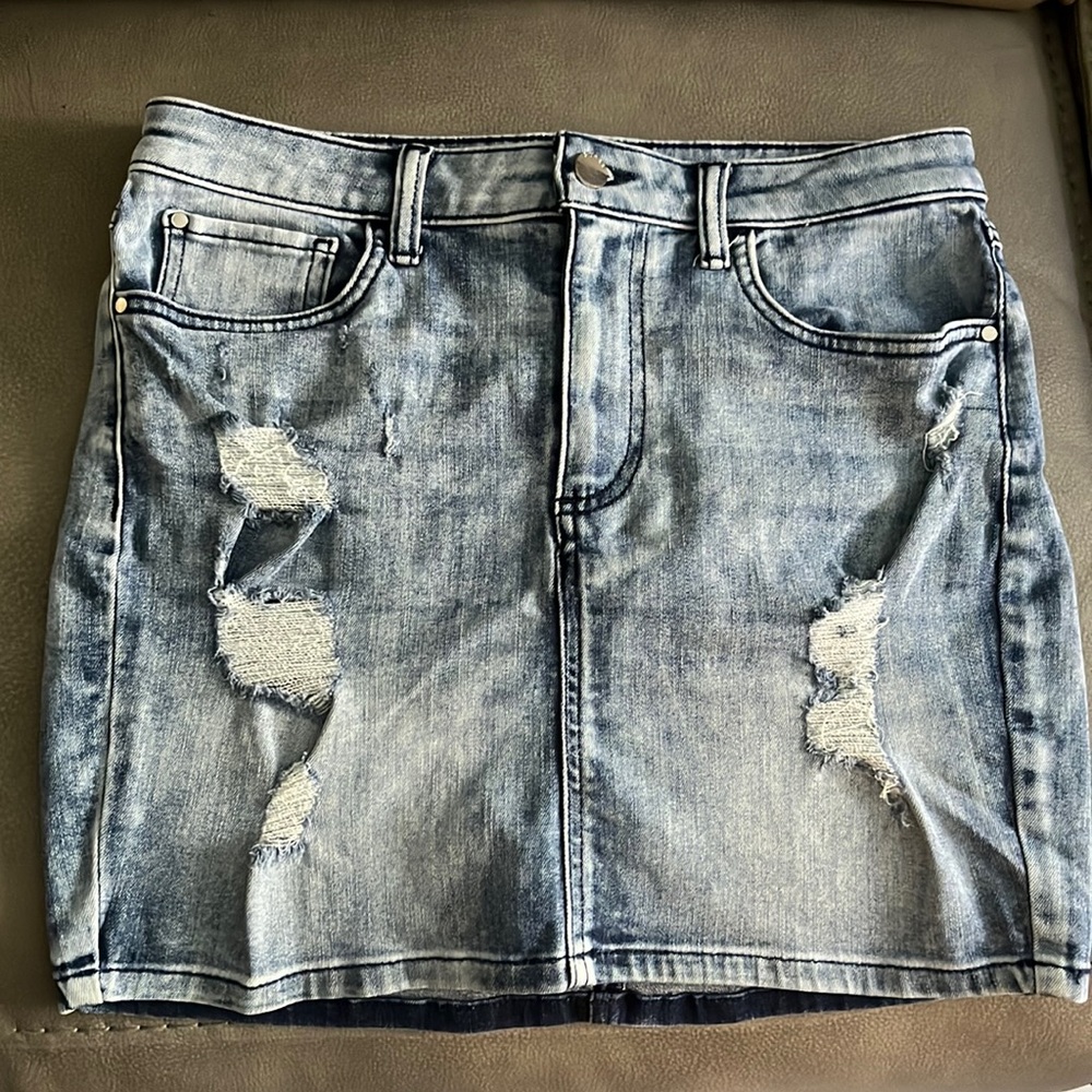 Guess jean skirt ripped, stretch great condition size M